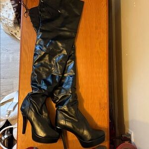 Women's Black Platform over- the-Knee-Boots - Sleek High Heel Design